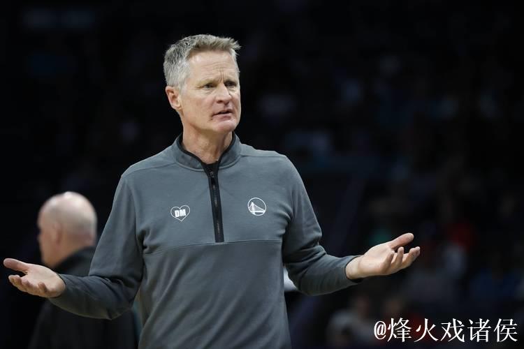 库里独砍高光表现再创纪录,球队却难逃失利,科尔执教能力受质疑 库里独砍高光表现再创纪录,球队却难逃失利,科尔执教能力受质疑